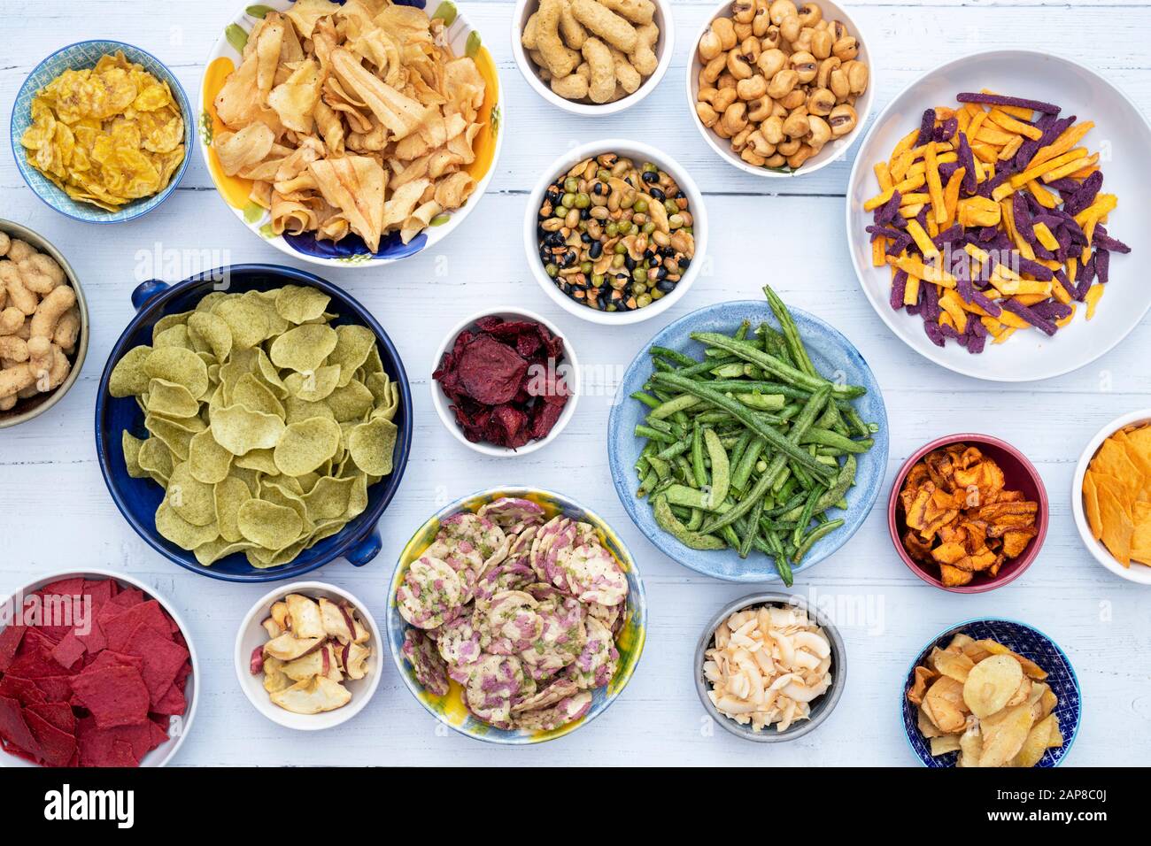 Snacks auf Gemüse- und Obstbasis. Gesunde vegetarische/vegane Snacks Stockfoto