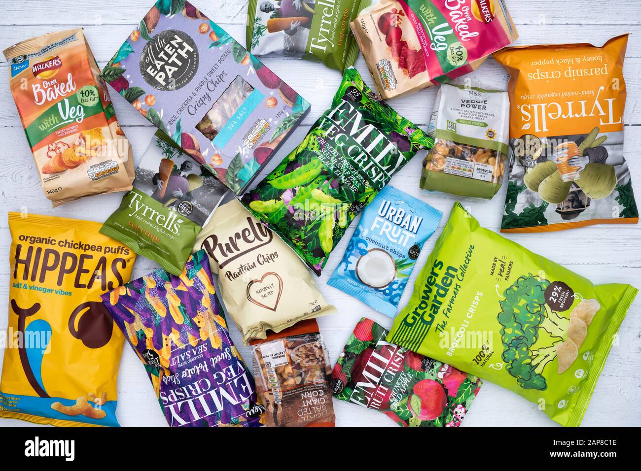 Snack-Pakete auf Gemüse- und Obstbasis. Gesunde vegetarische/vegane Snacks Stockfoto