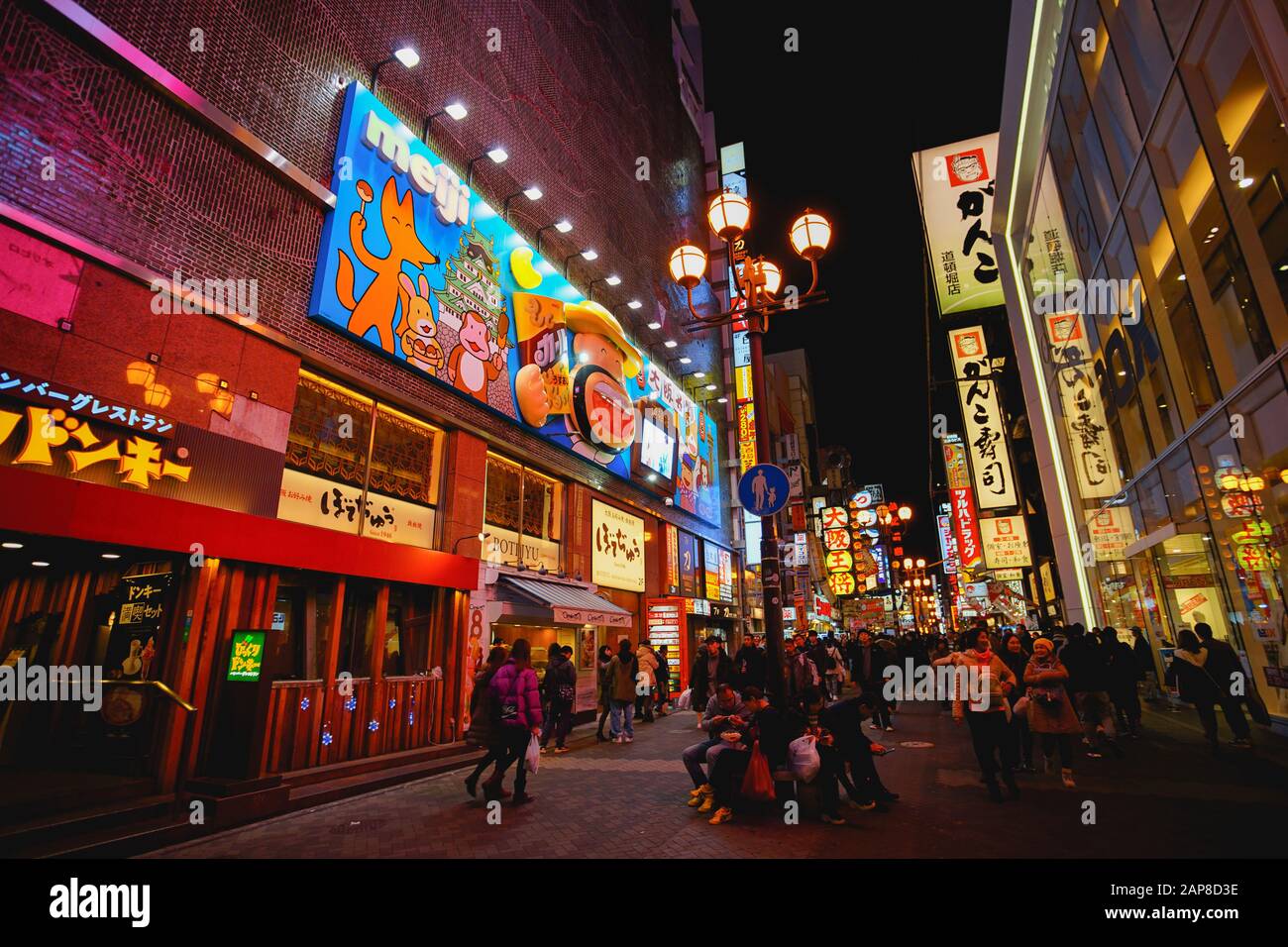Osaka, Japan - 16. Dezember 2019: Namba-Shinsaibashi-Dotonbori Einkaufsstraße, das berühmte Viertel zum Einkaufen und Essen in Osaka, Japan. Stockfoto
