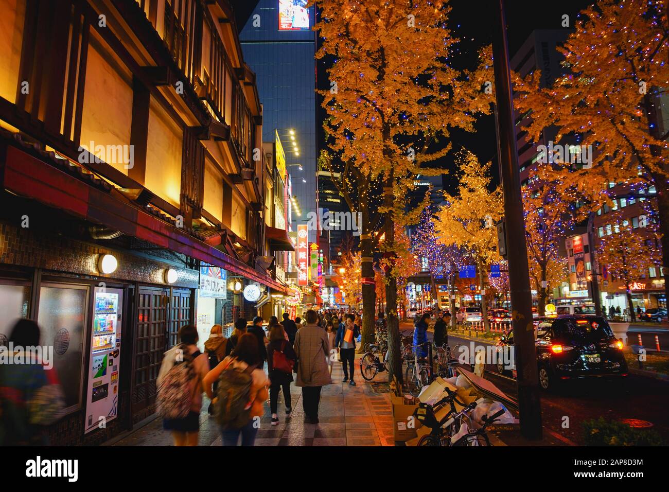 Osaka, Japan - 16. Dezember 2019: Nachtaufnahme mit schönen gelben Blättern von Ginkgo im Namba-Viertel, Osaka Stadt, Japan. Stockfoto