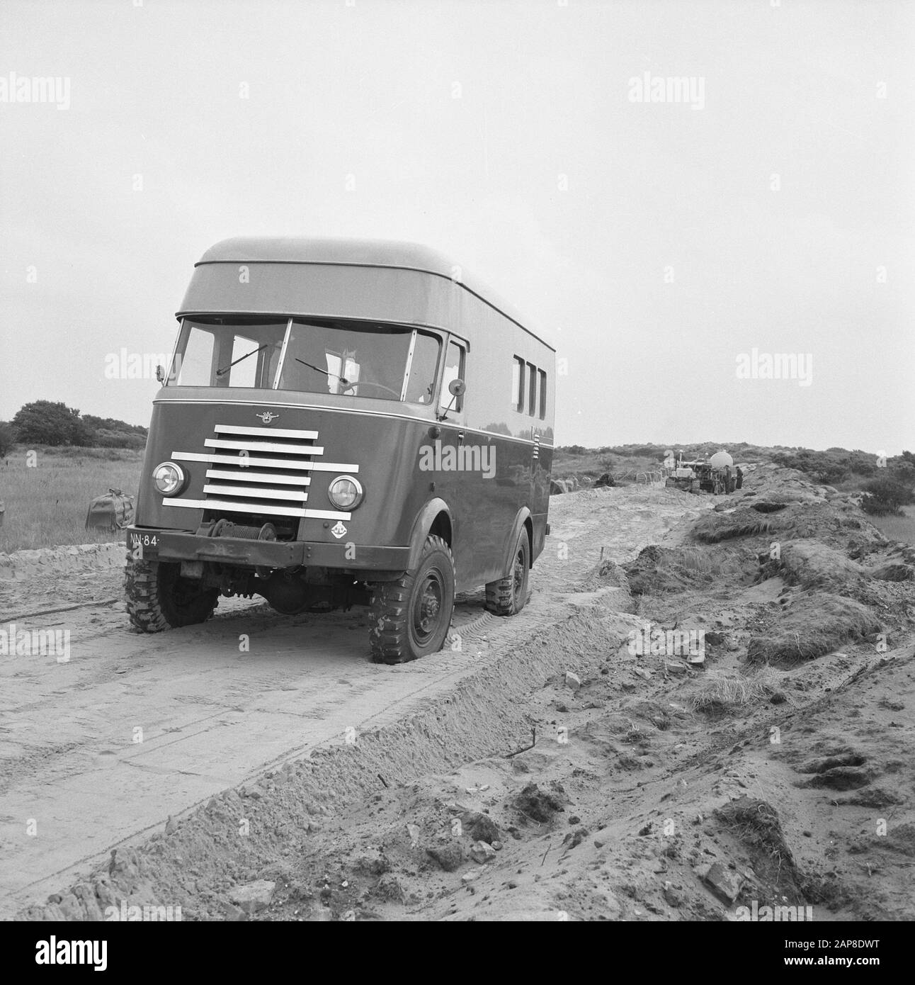 Bau und Verbesserung von Straßen, Deichen und Sparbecken, Messwagen, Dünen, Hase Field Date: Juli 1957 Schlagwörter: Bau und Verbesserung von Straßen, Deichen und Sparbasen, Dünen, Messwagenname: Haasveld Stockfoto