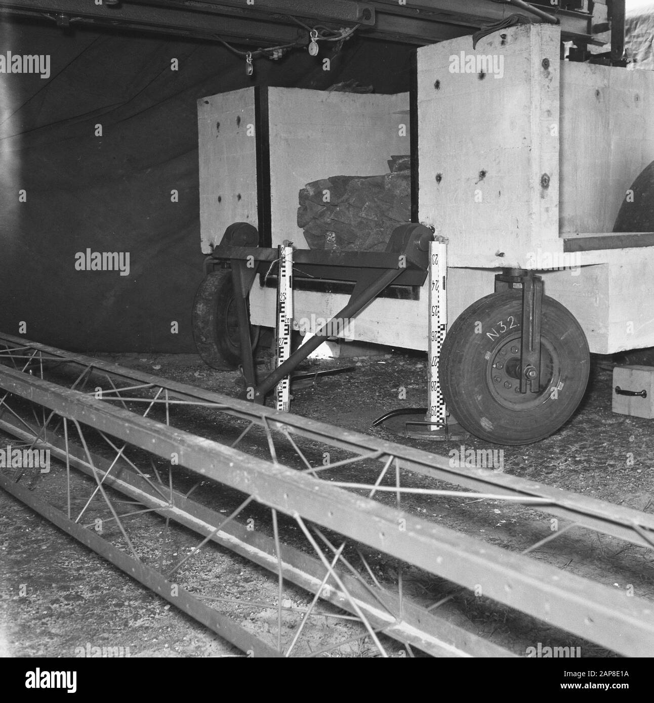Bau und Verbesserung von Straßen, Deichen und Sparbecken, Studienzentrum, Bodenkonsolidierung, Reaktionswagen, Langfelddatum: August 1957 Schlagwörter: Bau und Verbesserung von Straßen, Deichen und Sparbecken, Reaktionswagen, Bodenkonsolidierung, Studienzentrum Personenname: The Long Field Stockfoto