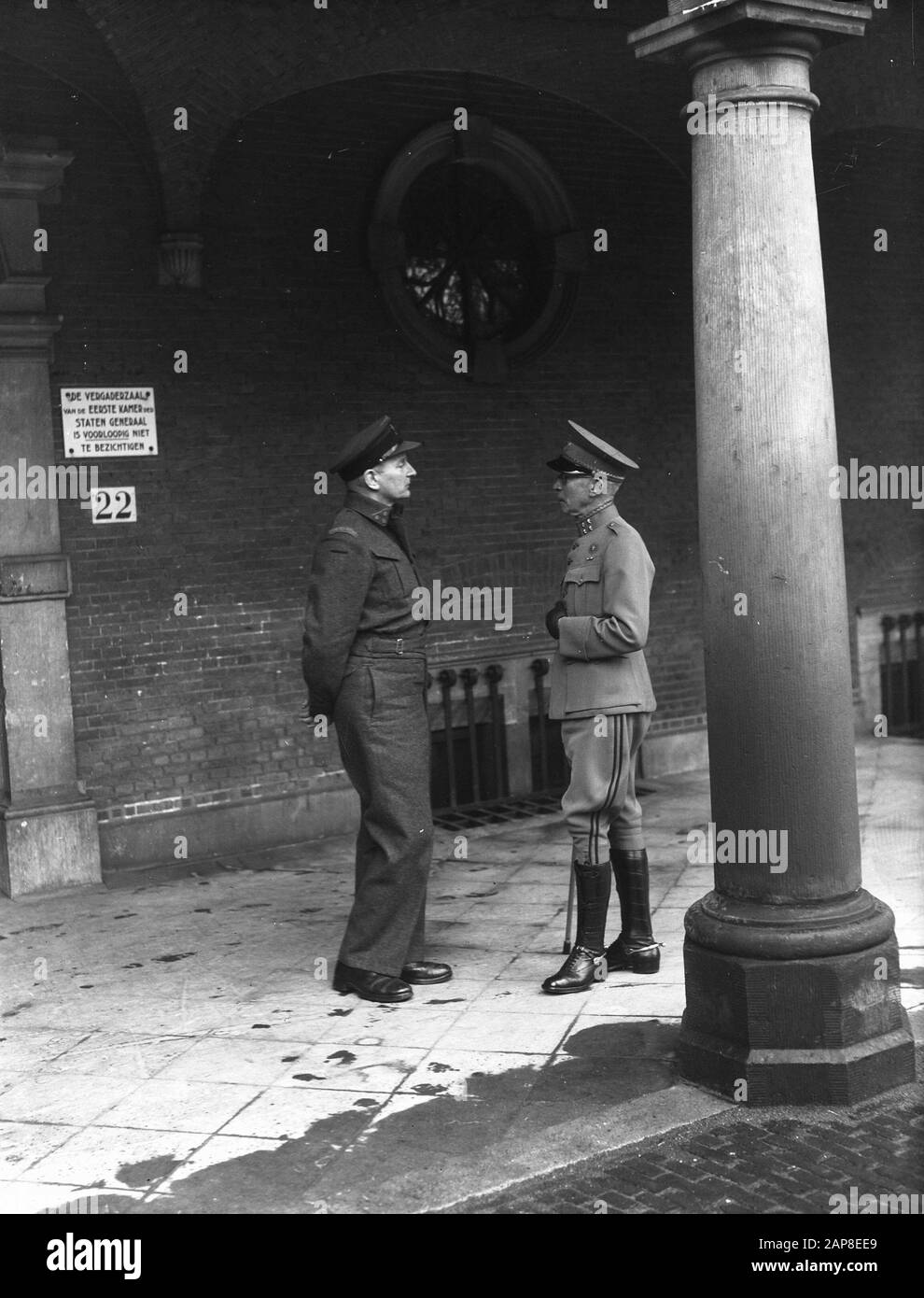Regierung: Hausbeschreibung: Binnenhof in den Haag. Eröffnung des Repräsentantenhauses. Gespräch zwischen einem Oberst und einem General (in einer alten Uniform) Datum: 25. September 1945 Ort: Binnenhof, den Haag, Zuid-Holland Schlüsselwörter: Regierung Stockfoto