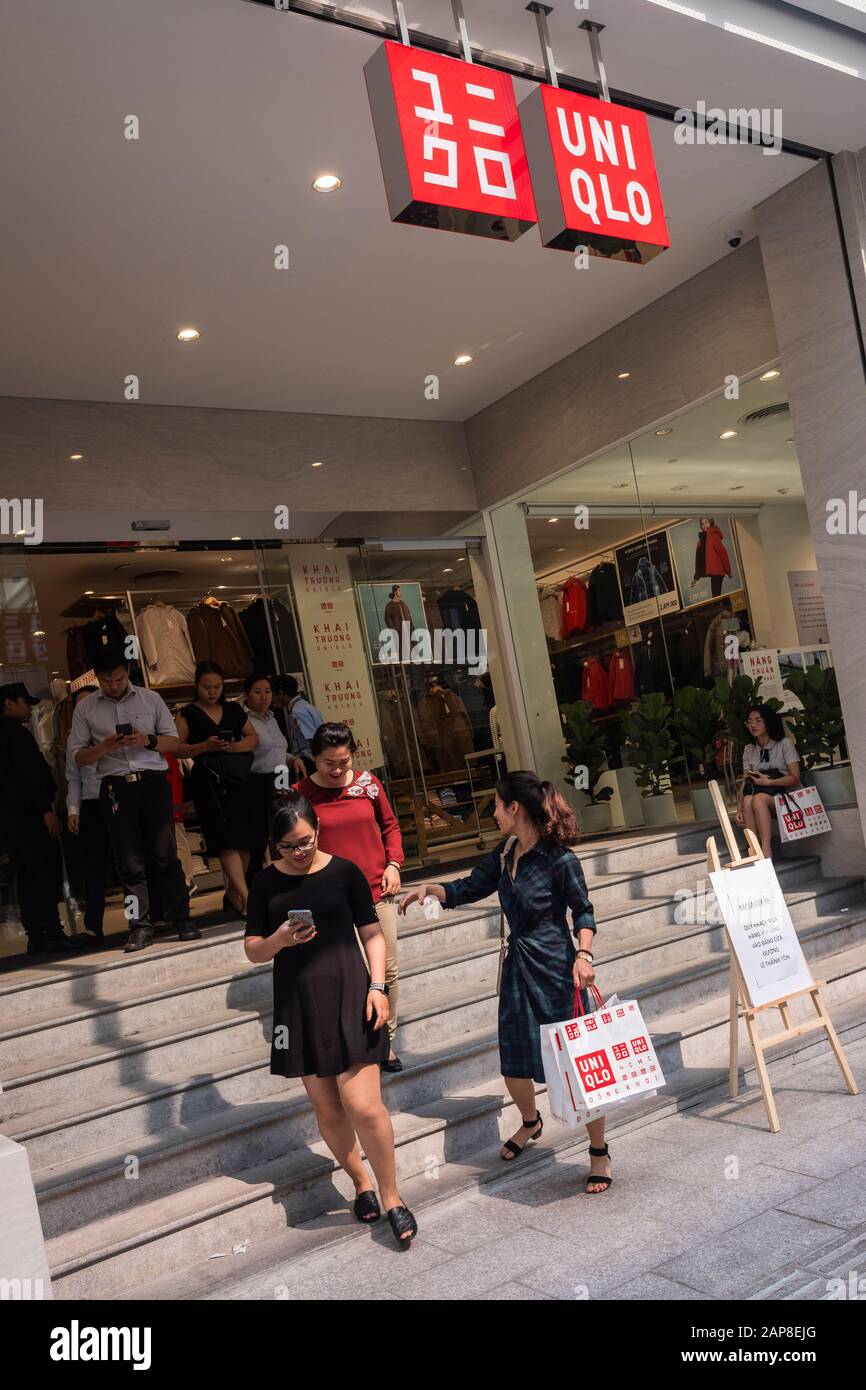 Uniqlo, japanischer Bekleidungshändler, eröffnet den ersten Laden in Vietnam im Parkson Einkaufszentrum, Ho-Chi-Minh-Stadt, Vietnam Stockfoto