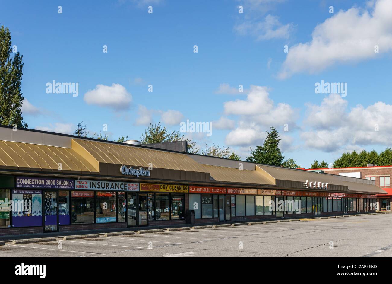 Richmond, KANADA - 6. Juni 2019: Strip Mall oder Shopping plaza sonniger Sommertag. Stockfoto