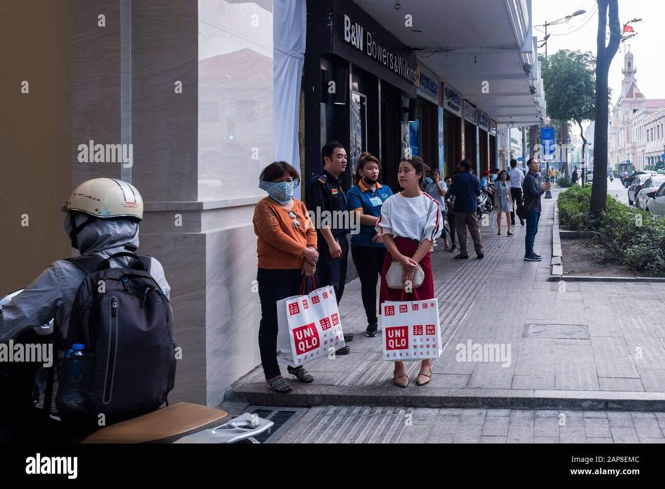 Uniqlo, japanischer Bekleidungshändler, eröffnet den ersten Laden in Vietnam im Parkson Einkaufszentrum, Ho-Chi-Minh-Stadt, Vietnam Stockfoto