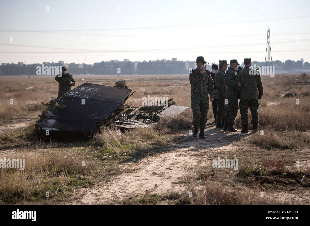 (200122) -- TEHERAN, 22. Januar 2020 (Xinhua) -- Foto aufgenommen am 8. Januar 2020 zeigt iranische Soldaten, die an der Absturzstelle des ukrainischen Passagierflugzeugs im Bezirk Parand, im Süden Teherans, Iran arbeiten. Der Iran habe die französischen und US-amerikanischen Unfalluntersuchungsbehörden BEA bzw. NTSB gebeten, die Ausrüstung zur Dekodierung der Blackbox des abgestürzten ukrainischen Flugzeugs zu verwenden, berichtete Press TV am Dienstag. Am 8. Januar stürzte die ukrainische Boeing 737-800 von Teheran nach Kiew in der Nähe des Imam Khomeini International Airport ab und tötete alle Passagiere und Besatzungsmitglieder an Bord. (Foto von Ahm Stockfoto