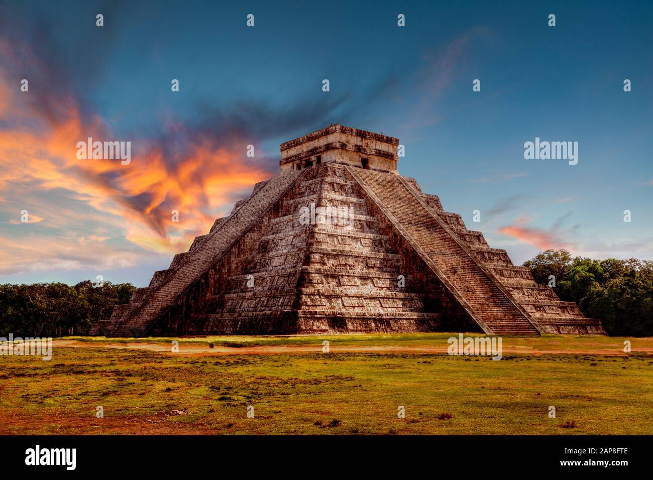 Sonnenuntergang über der Kukulcan Pyramide in Chichen Itza, Mexiko, den größten archäologischen Städten der präkolumbischen Maya-Zivilisation in der Yucatan Peninsul Stockfoto