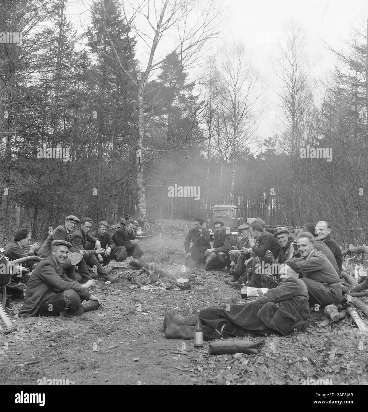 Holzbearbeitung, Arbeiter, Pausen, Autos, Essen, Getränkedatum: Undatierte Schlüsselwörter: Arbeiter, Autos, Holzbearbeitung, Trinken, Essen, Pausen Stockfoto
