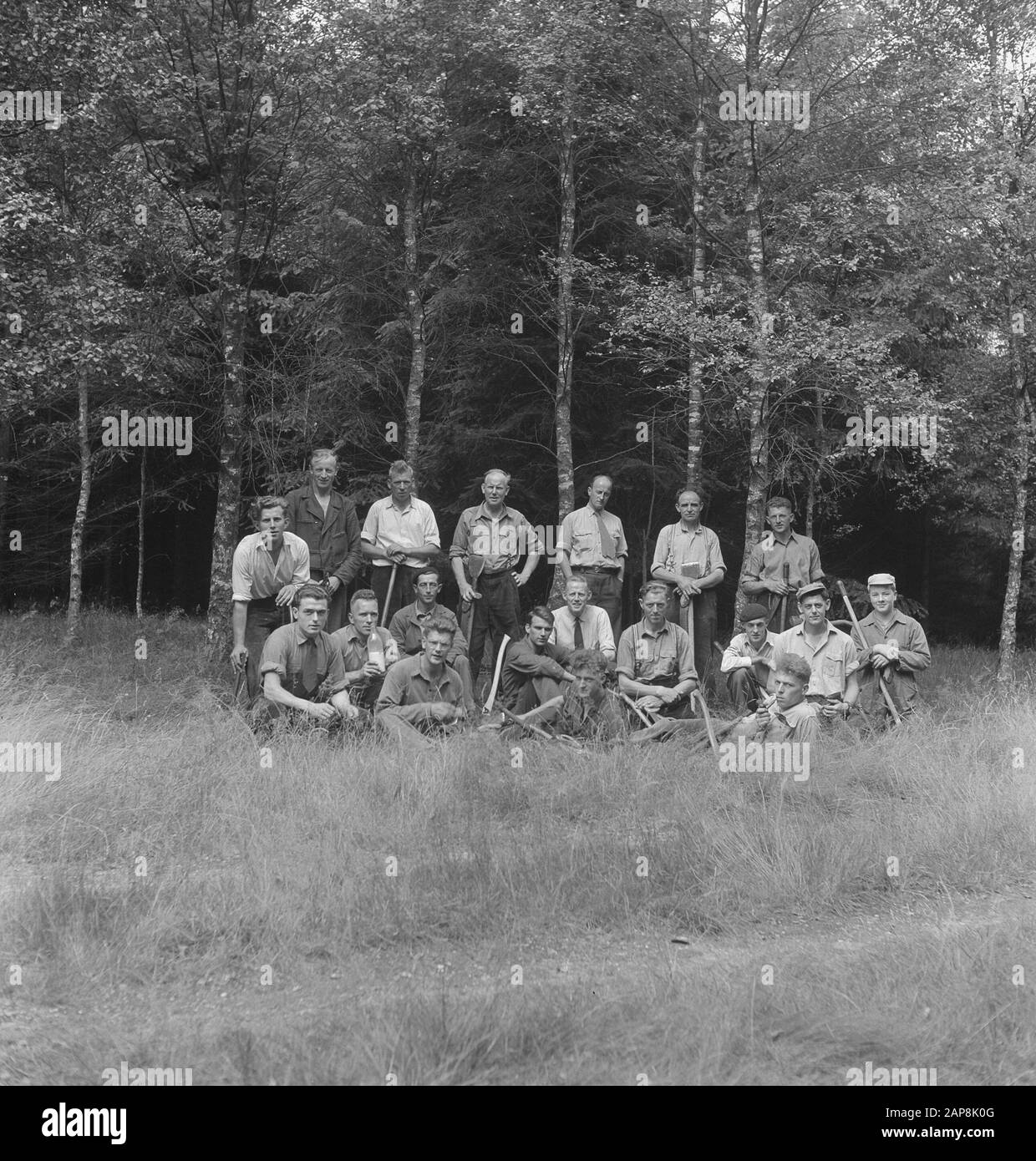 Forstwirtschaft, Arbeiter, Werkzeuge, Gruppenfotos Datum: Undatierte Stichwörter: Arbeiter, Forstwirtschaft, Werkzeuge, Gruppenfotos Stockfoto