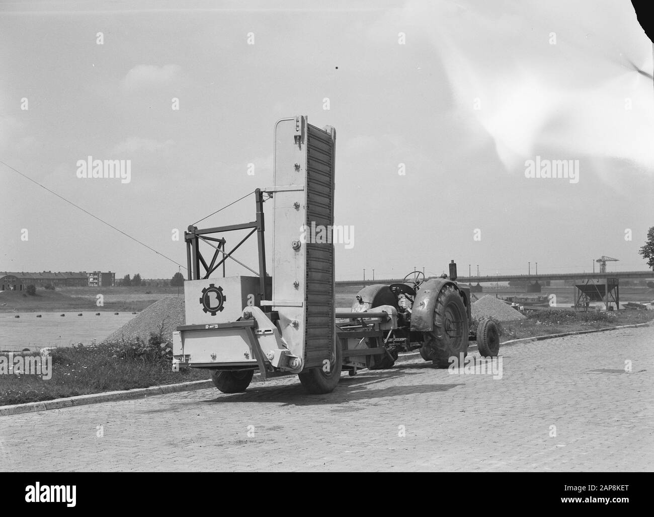 Datum der Beschädigung: Juli 1954 Schlagwörter: Landmaschinen und Werkzeuge, Transporter, Arbeit Stockfoto