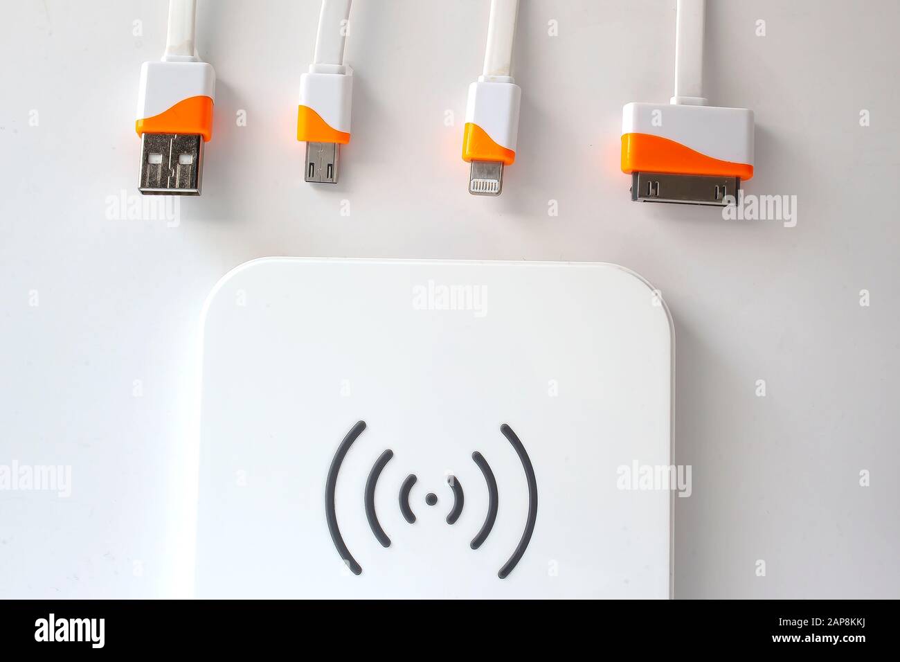 Kabel zum Aufladen des Lightning-auf-USB-Kabels, 30-polig auf USB, Micro-USB und eines kabellosen Ladegeräts. Stockfoto