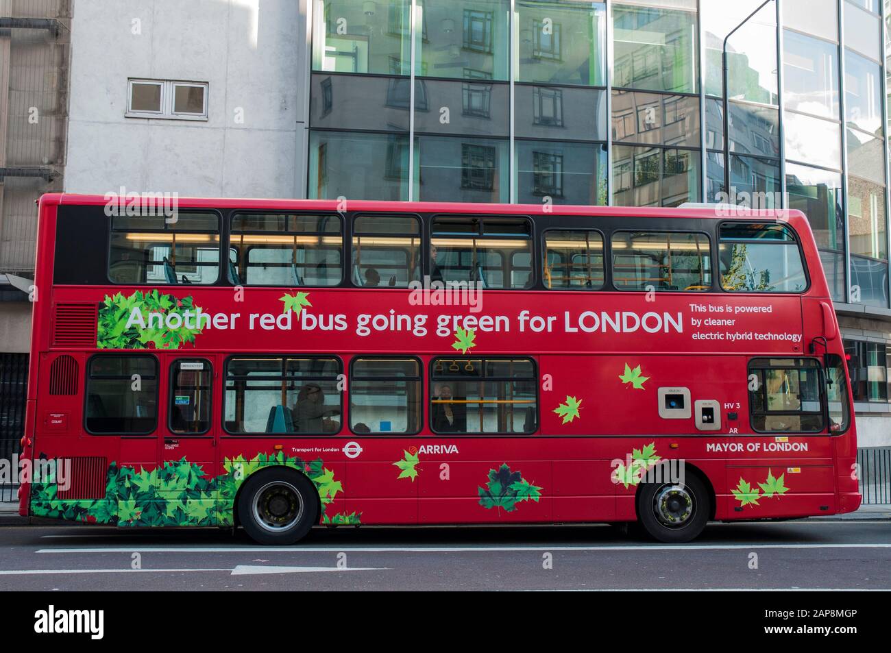 Der Londoner Bus trägt einen Werbeslogan mit "going Green" Stockfoto