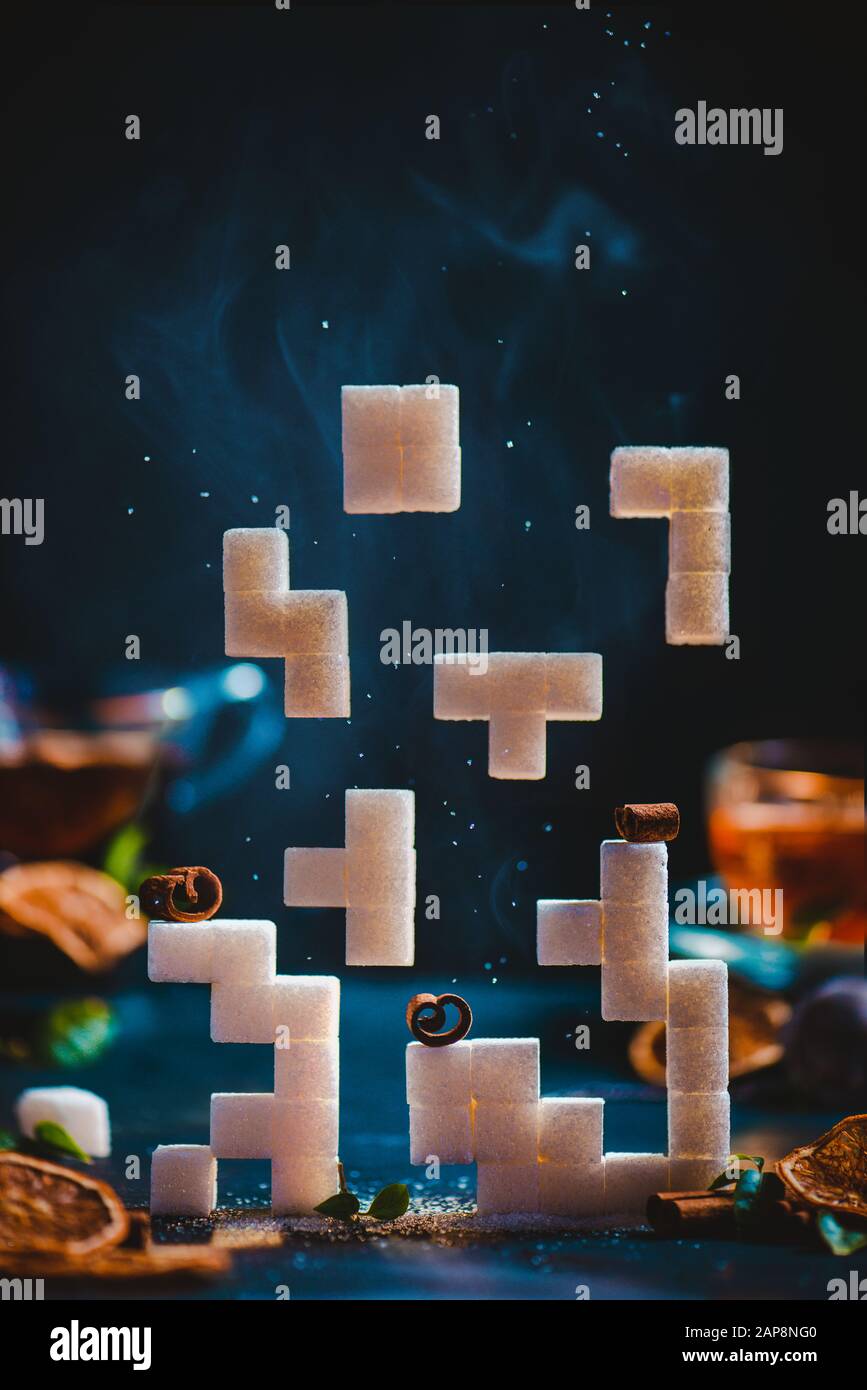 Tetris mit Zuckerwürfeln, kreative Lebensmittelfotografie Stockfoto