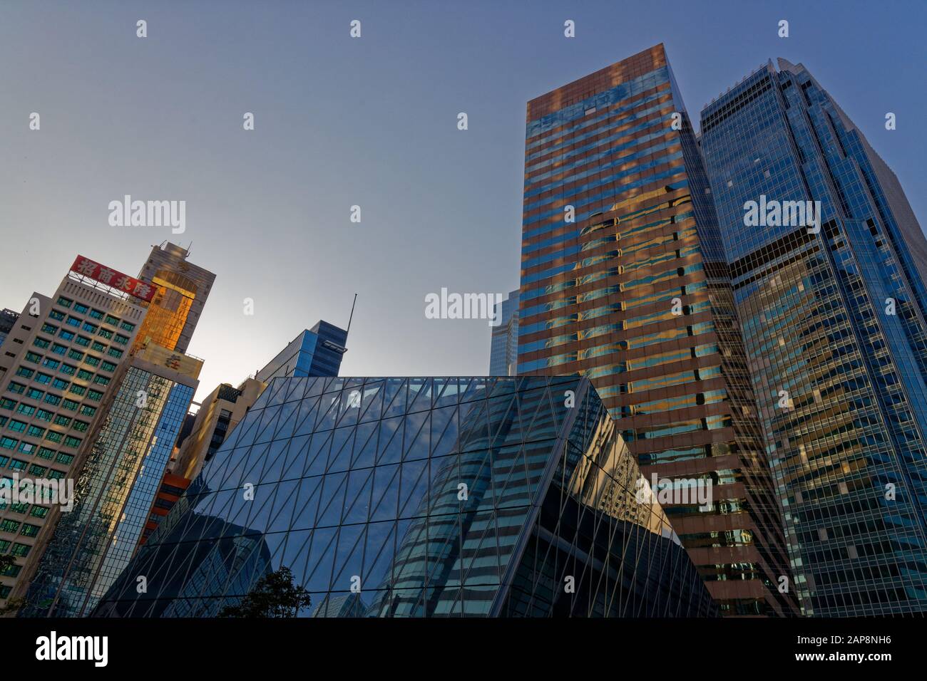 Das Forum, der Exchange Square und andere Bürogebäude, am späten Nachmittag an einem sonnigen Tag in Central Hong Kong Stockfoto