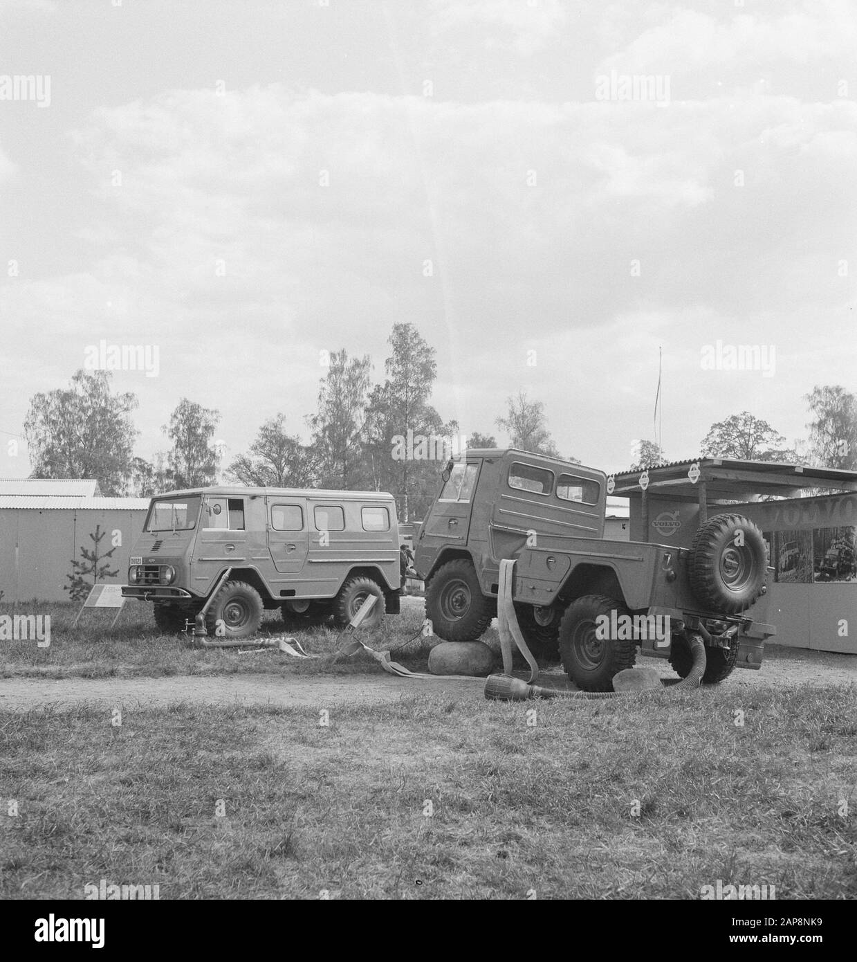 Autos, Gebäude, Schlangen Datum: Undatierte Schlüsselwörter: Autos, Gebäude, Schlangen Stockfoto