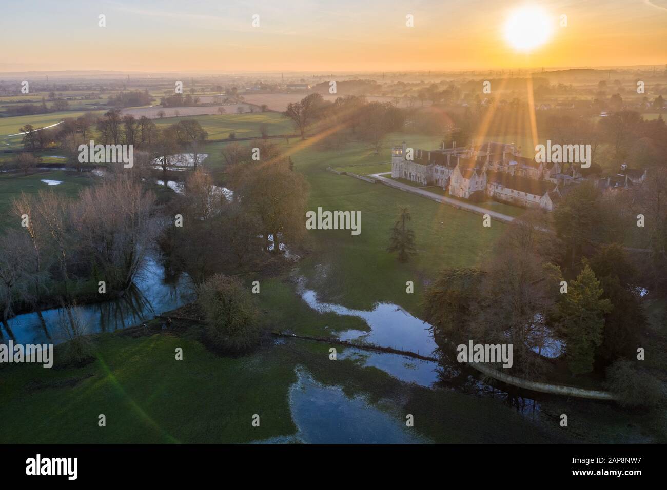 Lacock Abbey, Lacock, Wiltshire, Großbritannien. Januar 2020. Die Sonne geht auf Lacock Abbey in Wilshire über, was erwartet wird, eine weitere Nacht unter Null zu sein. Stockfoto