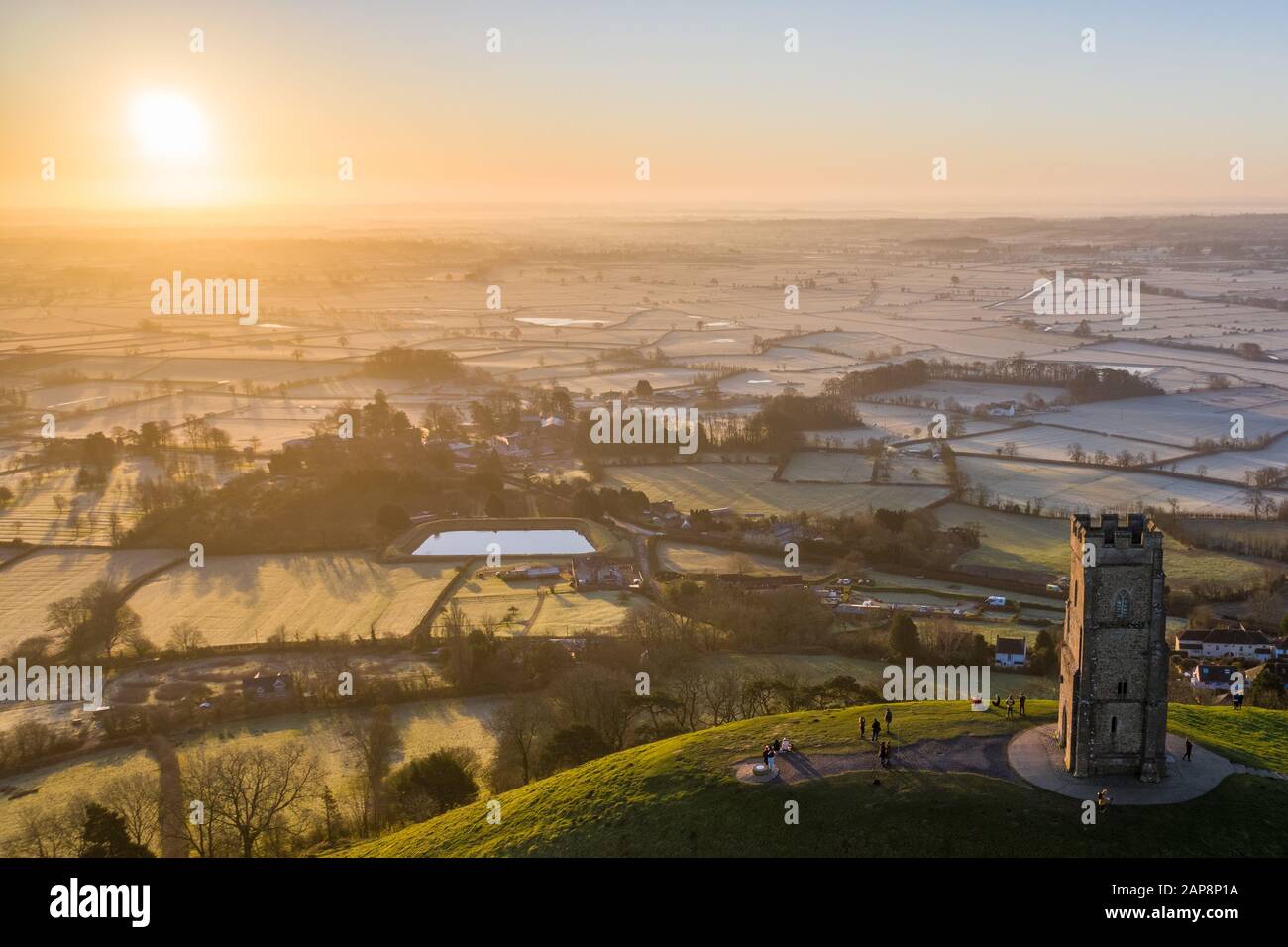 Glastonbury Tor, Glastonbury, Somerset, Großbritannien. Januar 2020. Tief liegender Nebel auf den Feldern und Wiesen rund um das Glastonbury Tor Stockfoto