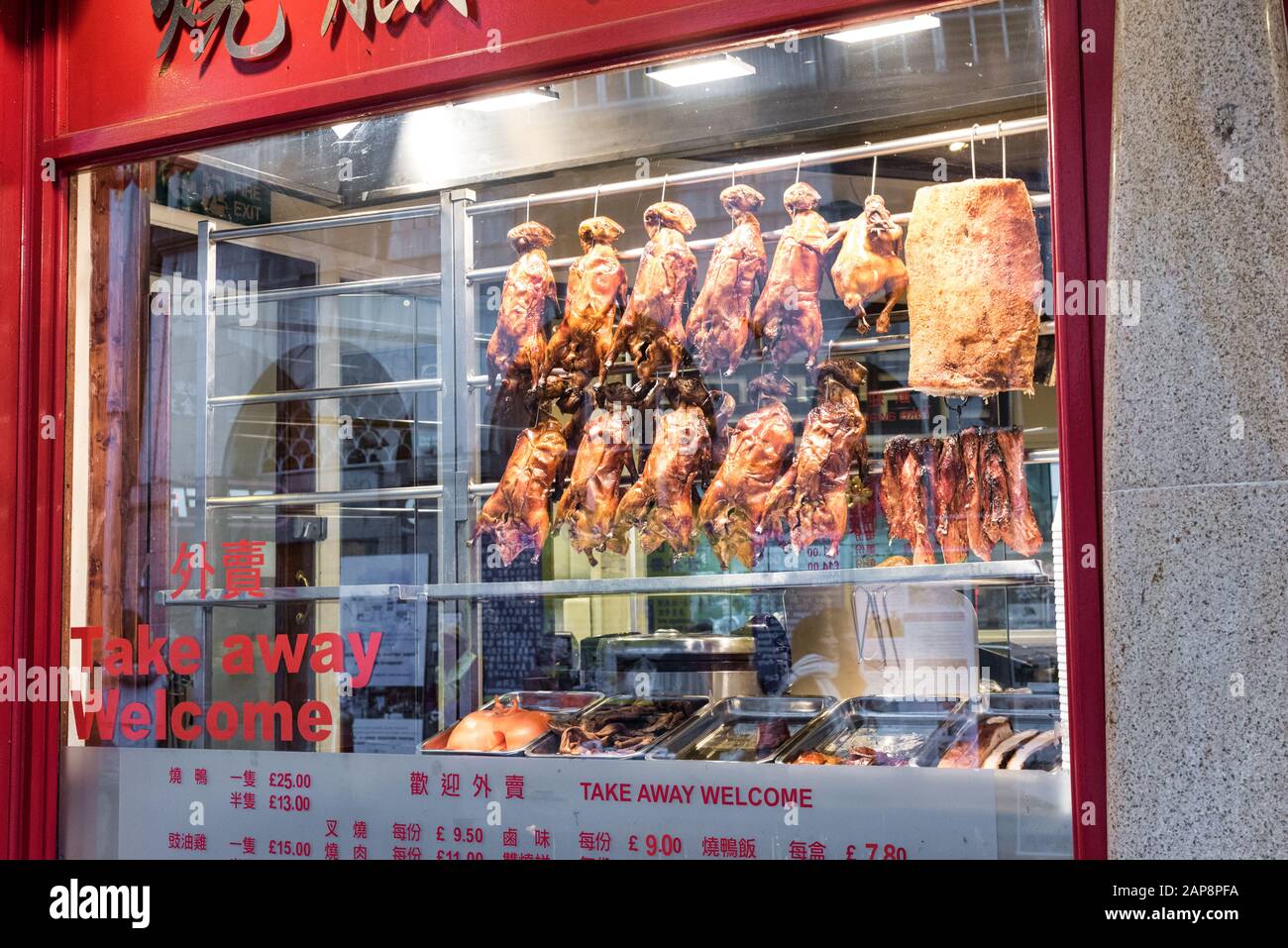 London, Großbritannien - 16. Januar 2020: Das Frontfenster eines chinesischen Restaurants in Londons Chinatown Stockfoto