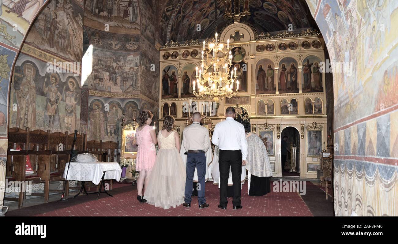 Kleine Hochzeit in der griechisch-orthodoxen Kirche Stockfoto