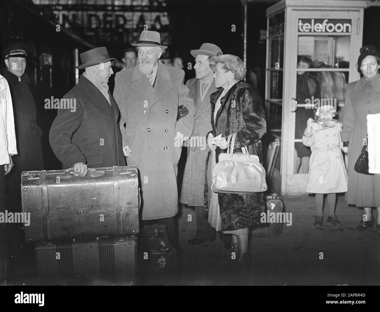 Ankunft von Harald Kreutzberg am Hauptbahnhof in Amsterdam Beschreibung: Ankunft von Harald Kreutzberg [Tänzer und Choreograf] am Hauptbahnhof in Amsterdam, der eine Tour durch unser Land machen wird. Vlnr. Harald Kreutzberg, sein Unterdrücker Ernst Kraus, Herr und Frau Wilekens (Pianist von Harald Kreutzberg) Anmerkung: Harald Kreutzberg (1902-1968) war ein deutscher Tänzer und Choreograf Datum: 1. November 1950 Ort: Amsterdam, Noord-Holland Schlüsselwörter: Choreografen, Tanz, Gruppensport, Musiker Personenname: Kraus, Ernst, Kreutzberg, Harald, Wilekens Stockfoto