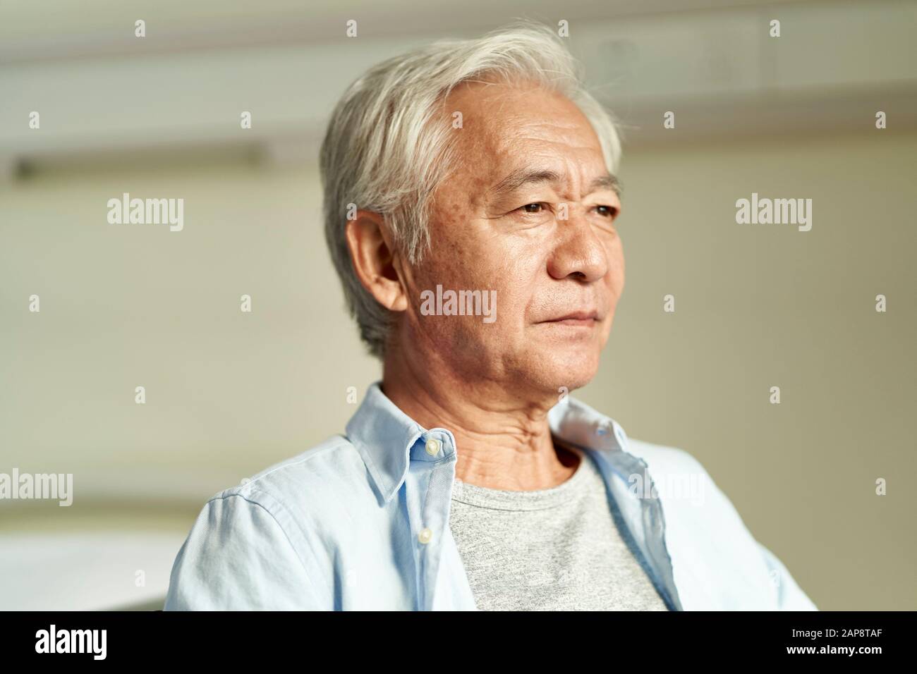 Porträt des asiatischen alten Mannes mit ernsthaftem Gesichtsausdruck Stockfoto