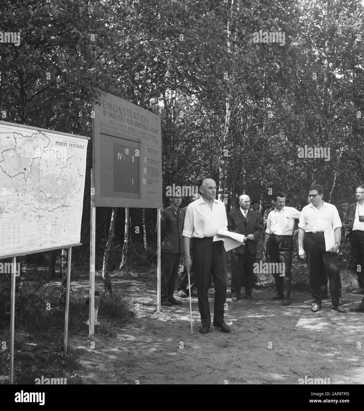 Wälder, Männer, Informationstafeln Datum: Undatierte Schlüsselwörter: Wälder, Informationstafeln, Männer Stockfoto