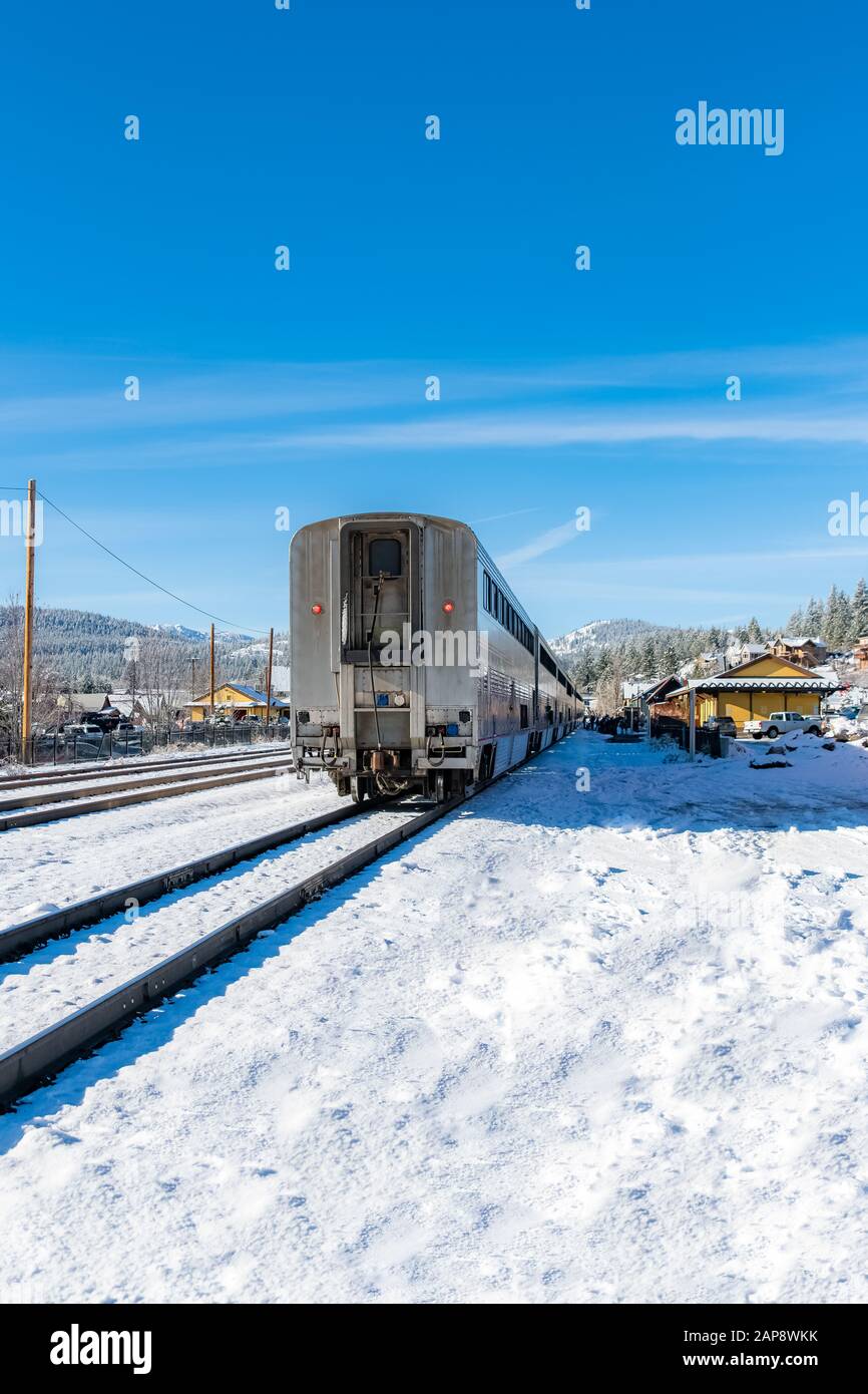 Eine Lokkreuzung in Truckee, Kalifornien, mit verschneiten Bergen im Hintergrund Stockfoto