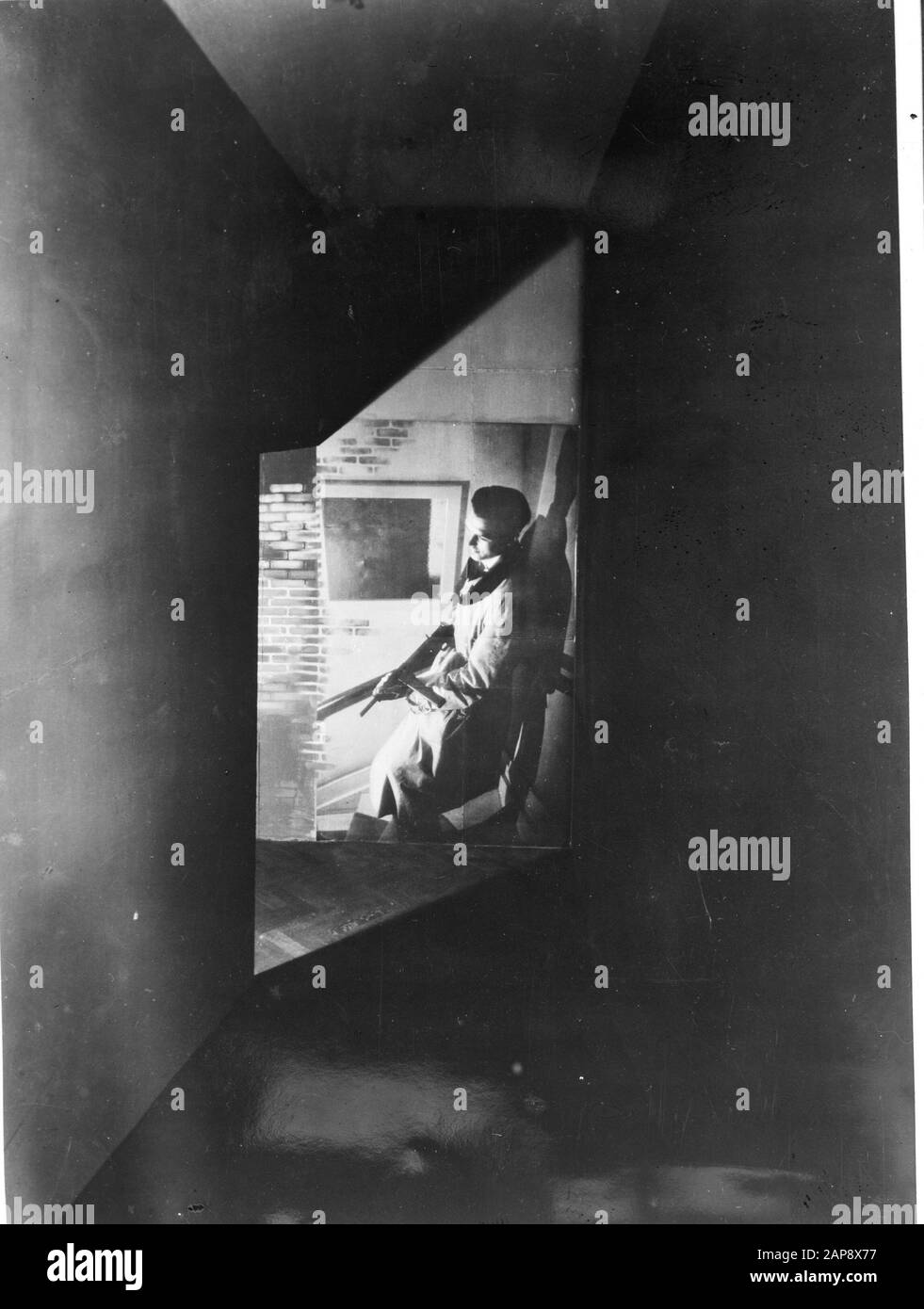 Ausstellung der Streitkräfte des Innern im Kaufhaus De Bijenkorf in Amsterdam Beschreibung: Wächter ist auf Wache, während Klavierunterricht an Musikstudenten erteilt wird Anmerkung: Foto des Widerstandskämpfers Tony van Renterghem mit Gestenstange [ Stockfoto