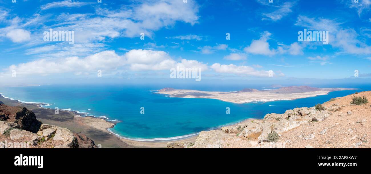 Blick von einer Insel Lanzarote auf einen Nachbarn Stockfoto