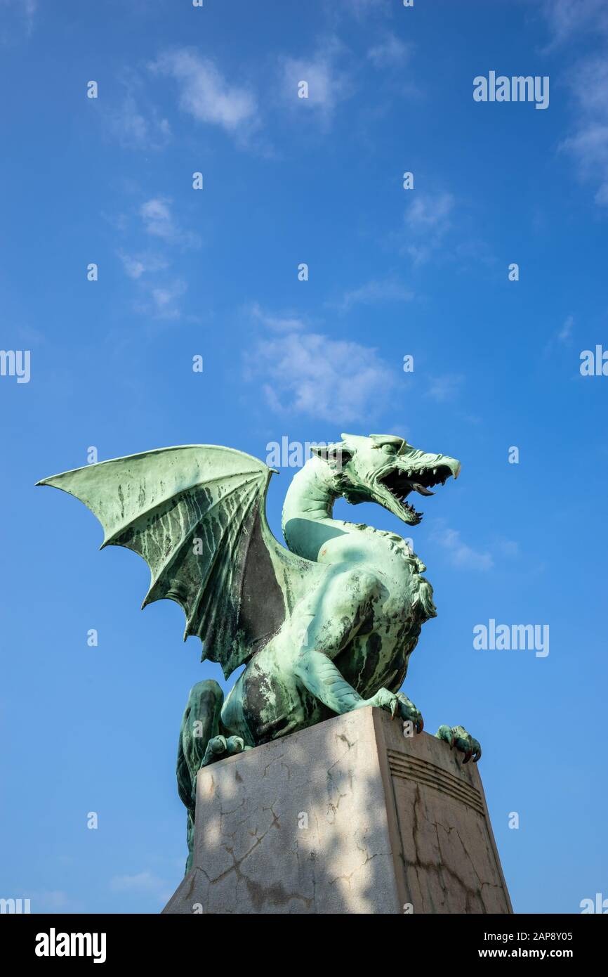 Grüner Drache auf der Drachenbrücke in der Hauptstadt von Slowenien, Stadt Laibach Stockfoto