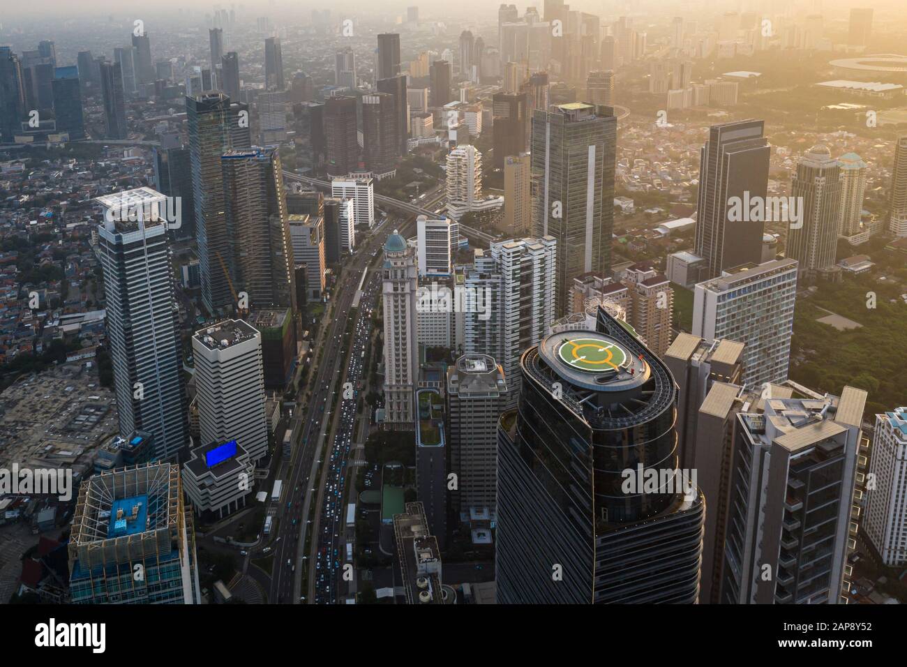 Atemberaubender Sonnenuntergang über dem Geschäftsviertel von Jakarta in der Hauptstadt Indonesiens in Südost-Asien Stockfoto