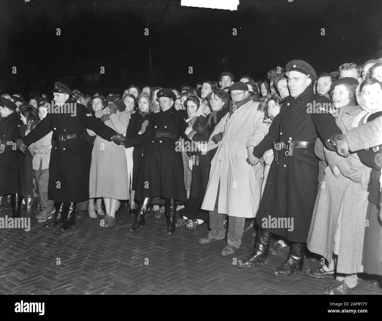 Ankunft Bertha Hertogh in Bergen op Zoom Datum: 14. Dezember 1950 Ort: Bergen op Zoom Schlüsselwörter: Ankünfte, Polizei, Öffentlichkeit Stockfoto