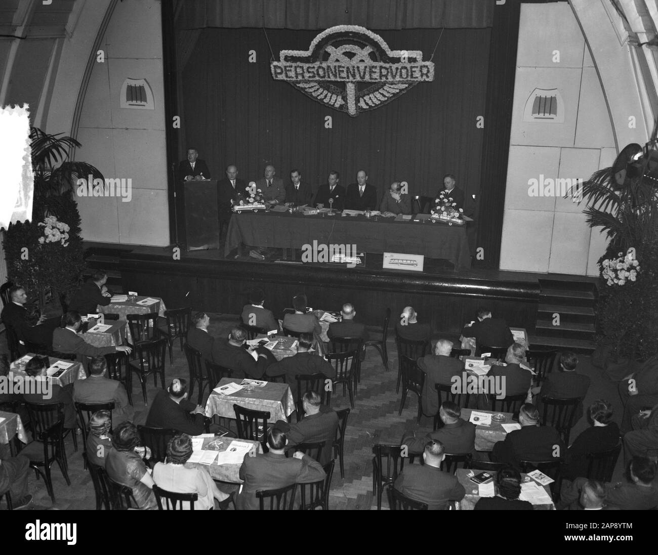 Kongress Personenverkehr in Amsterdam Datum: 29. Oktober 1951 Ort: Amsterdam, Noord-Holland Schlüsselwörter: Konferenzen, Personenverkehr Stockfoto