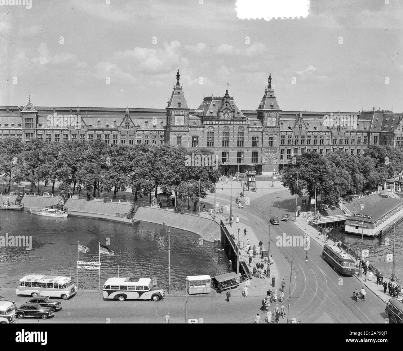 Centraal Station Amsterdam Datum: 18. Juli 1952 Standort: Amsterdam, Noord-Holland Schlüsselwörter: Gebäude, Stadtbild Stockfoto