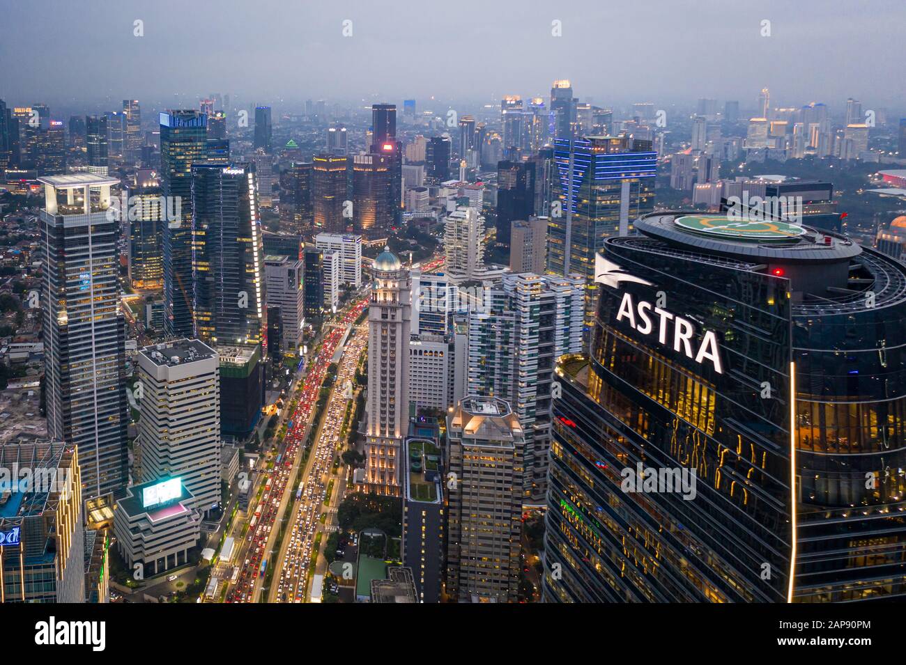 Jakarta, Indonesien - 17. Januar 2020: Luftbild des starken Verkehrs in einem Stau im Geschäftsviertel von Jakarta entlang des sehr überfüllten Sudirman festgefahren Stockfoto