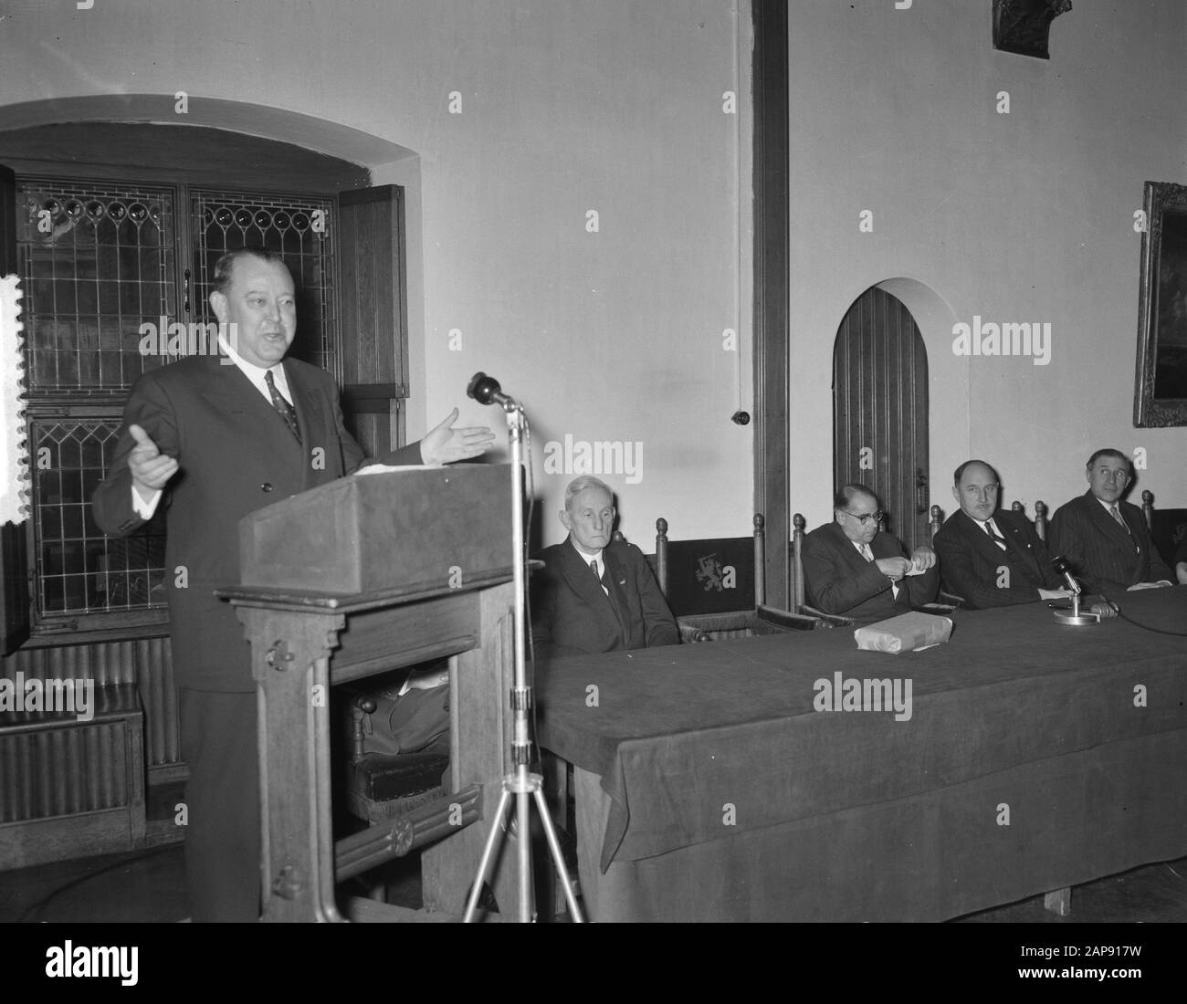 Der ehemalige Generalsekretär der Vereinten Nationen, Trygve Lie, spricht in der Vorhalle am Binnenhof in den Haag für die Vereinigung für Völkerrecht und die Gesellschaft für internationale Aufgaben eine Rede vom Datum: 18. November 1954 Ort: Den Haag, Zuid-Holland Schlüsselwörter: Internationale Angelegenheiten, Reden persönlicher Name: Lie, Trygve Stockfoto