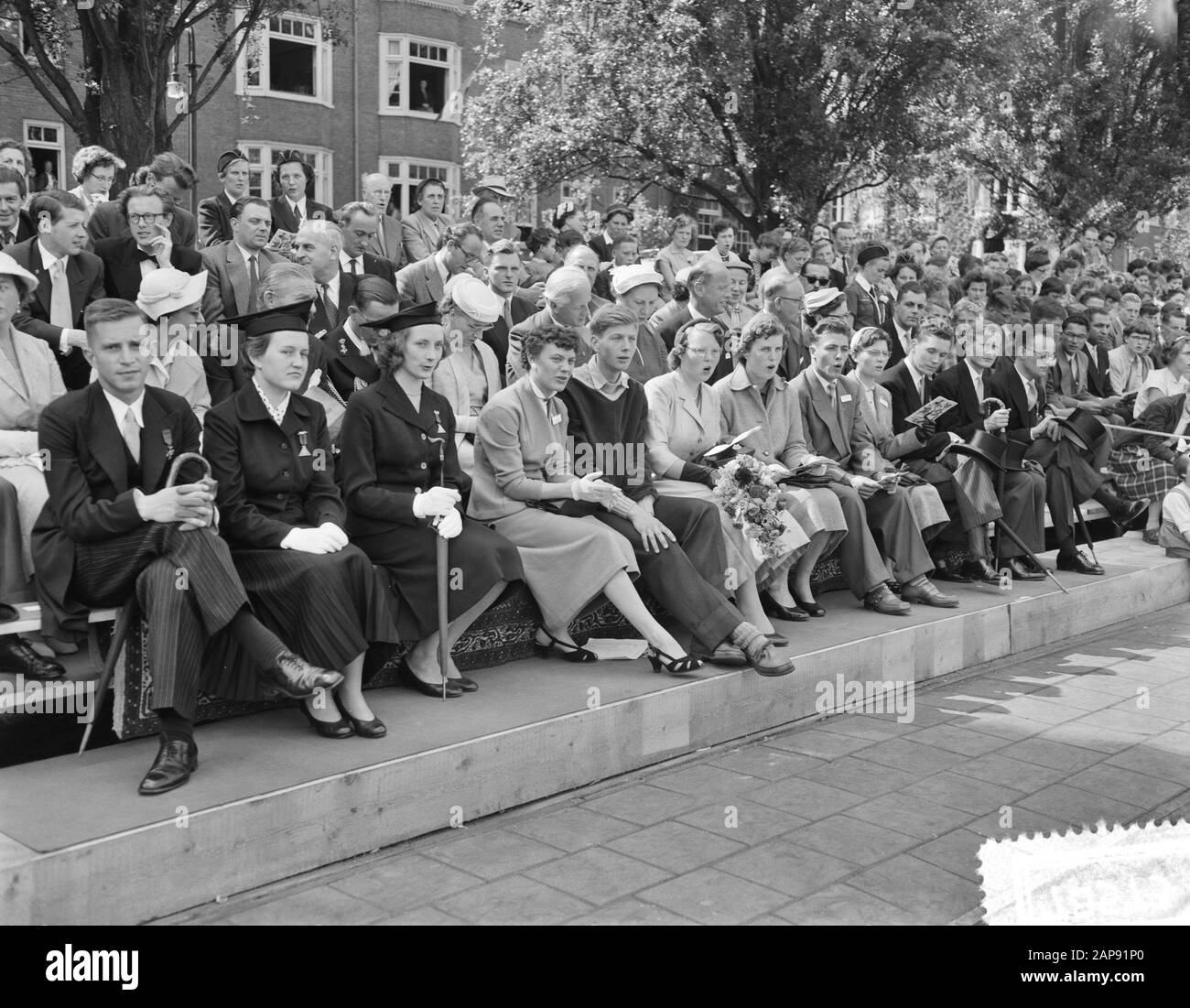 Besuchen Sie Prinzessin Beatrix nach Amsterdam. Besuch der Jugend am Sintelbaan Annotation: Standort Olympiaplein. Dritter von rechts praeses ASV mej. R. Kramer Datum: 30. Juni 1956 Ort: Amsterdam, Noord-Holland Schlüsselwörter: Jugend, Besuche persönlicher Name: Ailly, A.J. d', Beatrix (Prinzessin Niederlande) Stockfoto