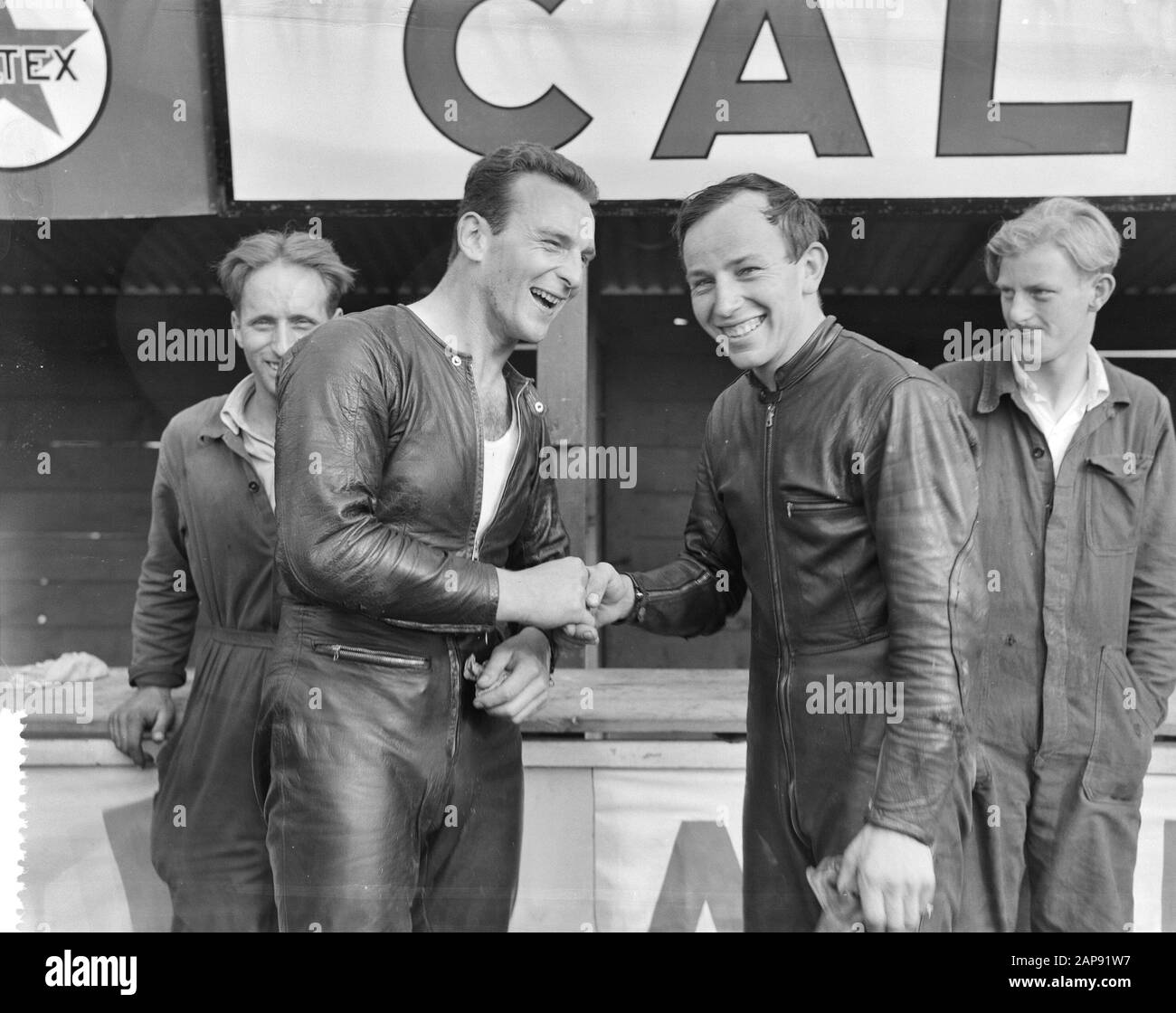 TT Assen 1956 Beschreibung: Bill Lomas (rechts, Großbritannien), Sieger 350 cc schüttelt Hand von John Surtees (Großbritannien), Sieger 500 cc Datum: 30. Juni 1956 Ort: Axis Keywords: Motorsport-Personenname: Lomas, Bill, Surtees, John Institution Name: TT Stockfoto