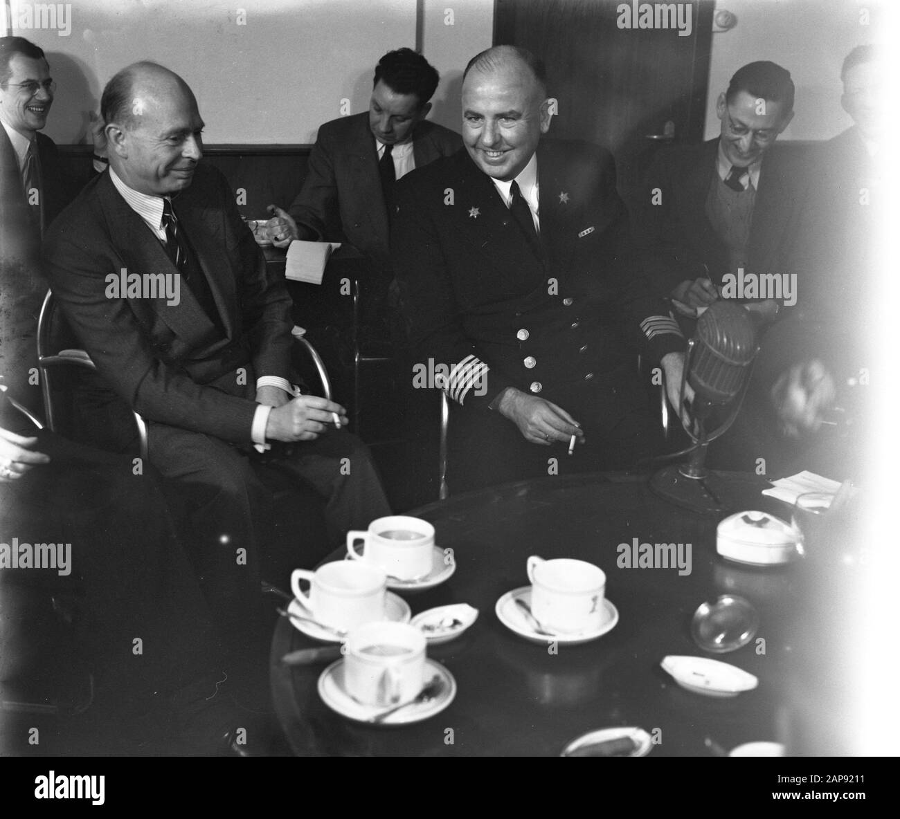 Ankunft beschädigt Willem Ruys in Rotterdam der Kapitän und Lord Ruis Datum: 21. Januar 1953 Ort: Rotterdam, Zuid-Holland Schlüsselwörter: Ankunft, Kapitänsname: Willem Ruys Stockfoto