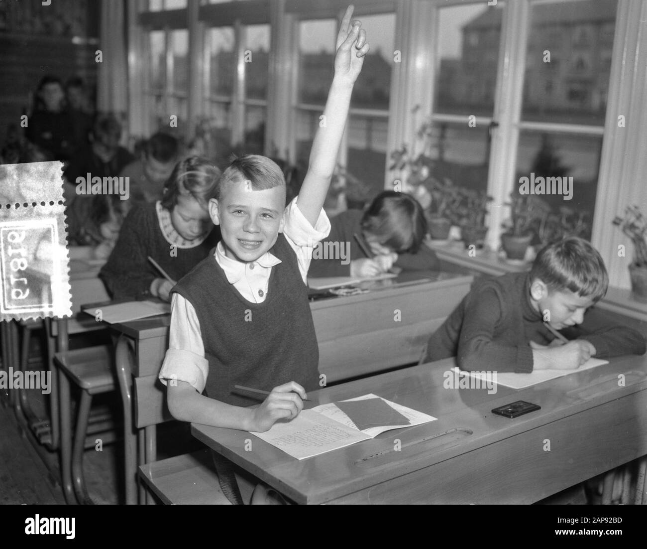 Besuch in Zwollse vierling Kiffers, Han ist in der vierten Klasse und legt seinen Finger auf Datum: 15. Dezember 1953 Schlüsselwörter: Klassenzimmer, Quadrons, Finger Personenname: Kiffers, Han Stockfoto