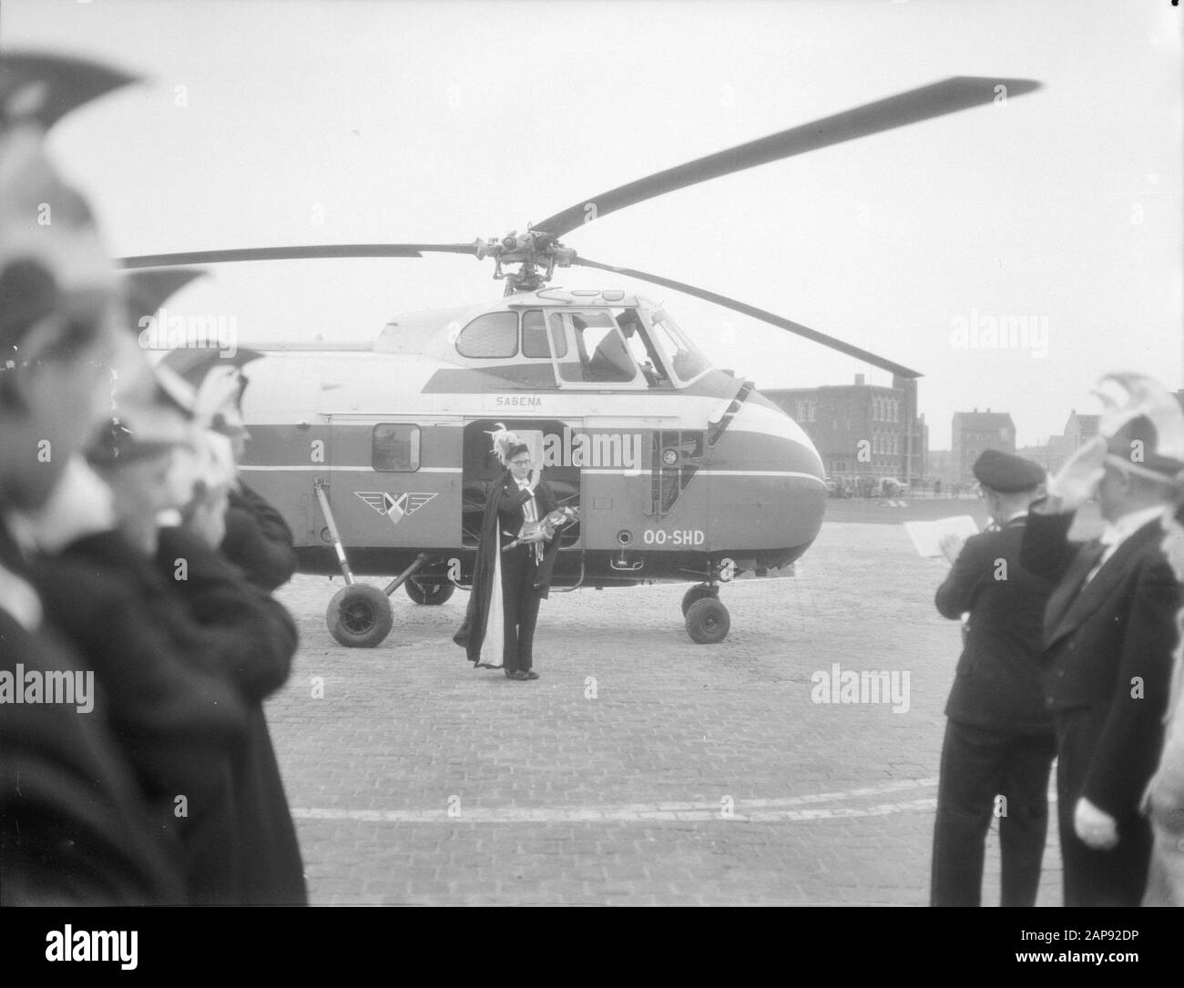 Ankunft des Prinz Carnival mit dem Hubschrauber in Rotterdam Datum: 13. Februar 1954 Ort: Rotterdam, South Holland Schlüsselwörter: Ankünfte, HELOPPERS, Prinz Carnival Stockfoto