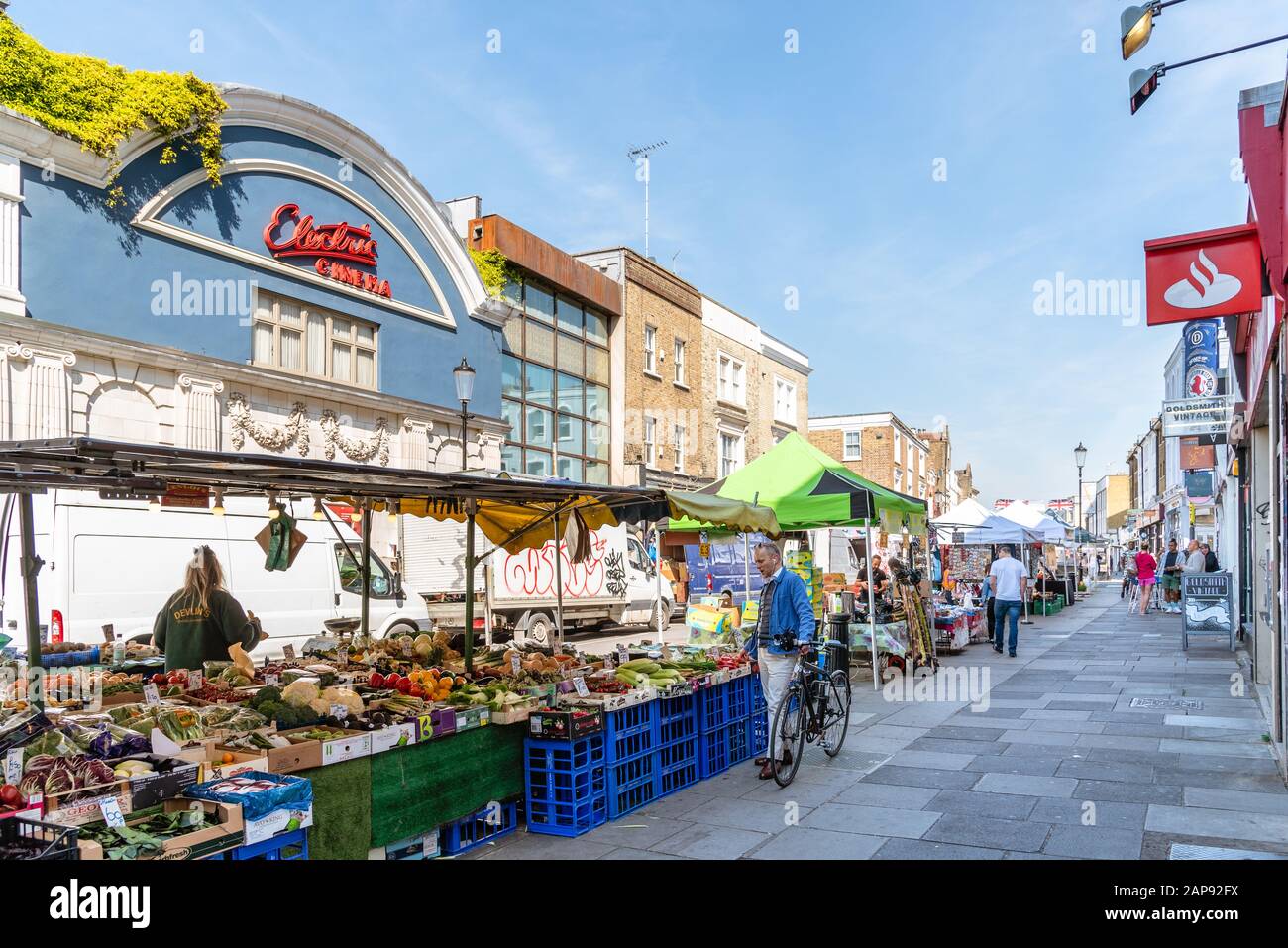 London, Großbritannien - 15. Mai 2019: Blick auf den Portobello-Markt in Notting Hill. Grüner Marktstand auf der Straße Stockfoto