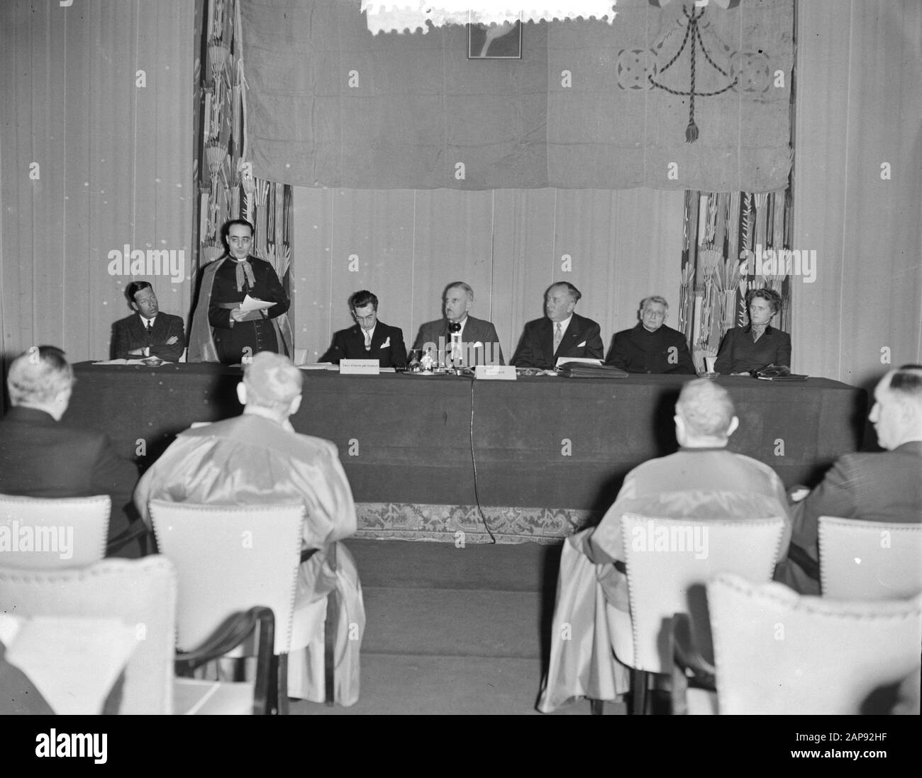 Kongress International Union of Catholic Workers a.o. Miss Dr. M. A. Klompe und Monseigneur Alfrink Datum: 18. März 1955 Standort: Scheveningen, Zuid-Holland Schlüsselwörter: Kongresse Institutionenname: Kurhaus Stockfoto