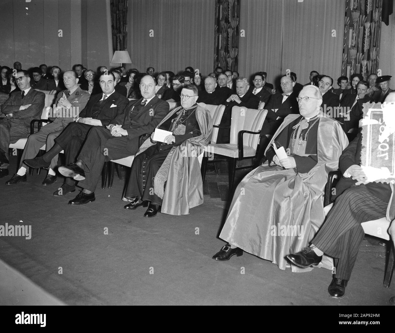Kongress International Union of Catholic Workers a.o. Miss Dr. M. A. Klompe und Monseigneur Alfrink Datum: 18. März 1955 Standort: Scheveningen, Zuid-Holland Schlüsselwörter: Kongresse Institutionenname: Kurhaus Stockfoto
