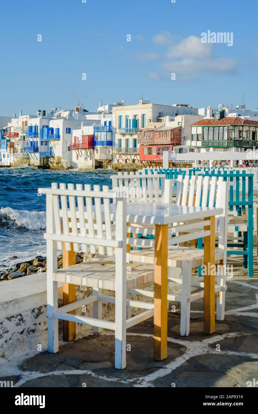 Stühle und Tische in typisch griechische Taverne in Klein-Venedig Teil von Mykonos-Stadt, Insel Mykonos, Griechenland Stockfoto