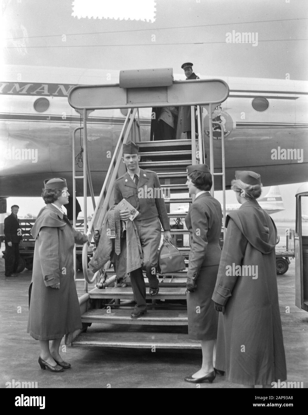 Ankunft John Jungs (Schlaeger) auf Schiphol zur Beerdigung seines Vaters, der während eines Prozesses in Jakarta wegen angeblicher subversiver Aktionen gegen die indonesische Regierung starb. Datum: 2.Mai 1956 Ort: Noord-Holland, Schiphol Schlüsselwörter: Ankünfte, Militär, Flugplätze persönlicher Name: Jungschlaeger John Stockfoto