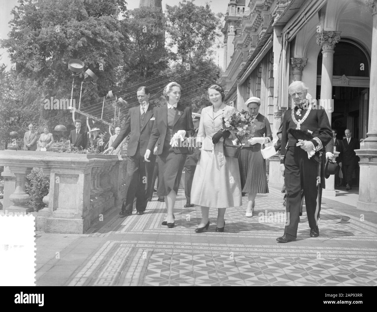 Besuchen Sie Prinzessin Beatrix nach Amsterdam. Besuch des Internationalen Kulturzentrums (ICC) im Vondelpark. Tour mit neben ihr mej. Datum: 30.Juni 1956 Ort: Amsterdam, Noord-Holland, Vondelpark Schlüsselwörter: Besuche persönlicher Name: Ailly, A.J.d', Beatrix (Prinzessin Niederlande) Institutionenname: ICC Stockfoto