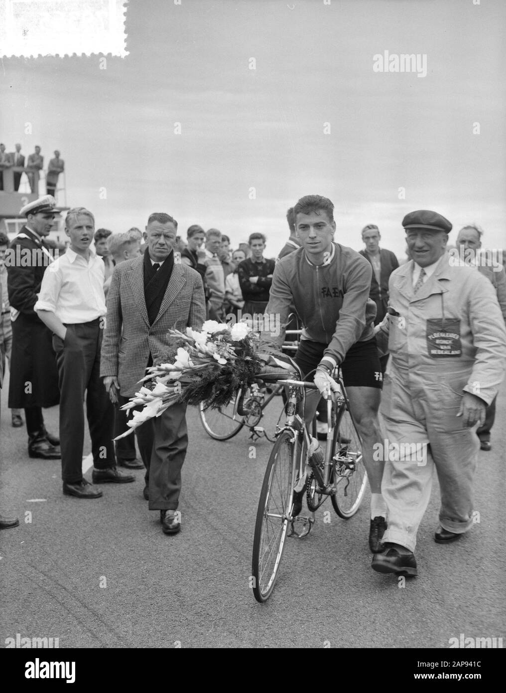 Tour der dritten Etappe durch die Niederlande. Rick Van Looy, Sieger dritte Etappe. Beenden Sie die Strecke von Zandvoort Datum: 8. August 1956 Ort: Noord-Holland, Zandvoort Schlüsselwörter: Radsport persönlicher Name: Looy, Rik van Stockfoto