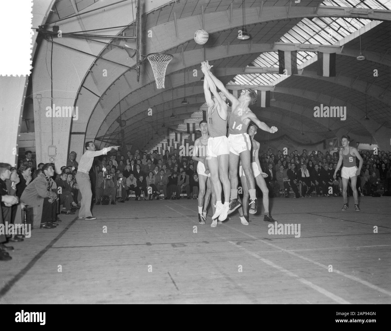 Basketball. Niederlande gegen Luxemburg 43-58 Spielmoment Anmerkung: Ort: RAI Amsterdam Datum: 28. Oktober 1956 Ort: Amsterdam Schlagwörter: Basketball, Sport Stockfoto